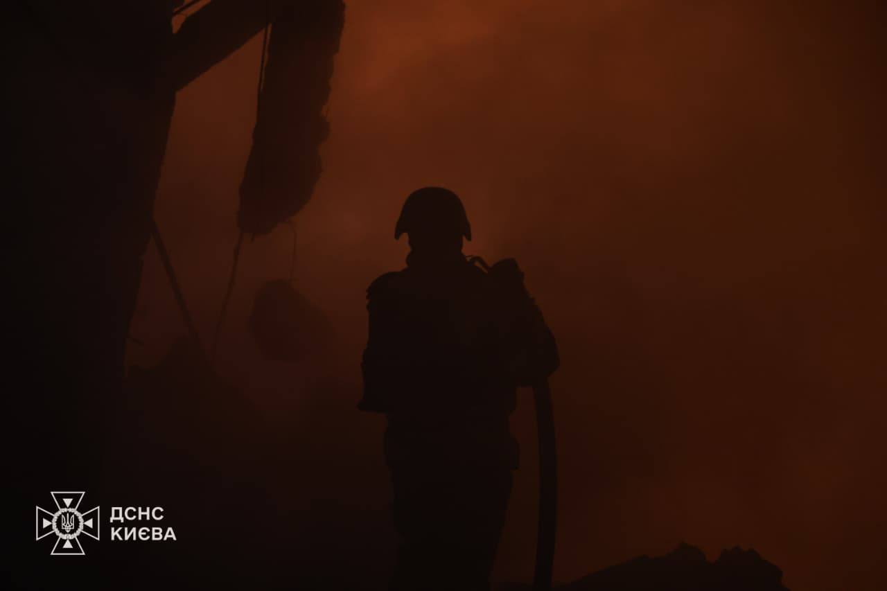 Столичні рятувальники ліквідували пожежу спричинену російським обстрілом - фото 6