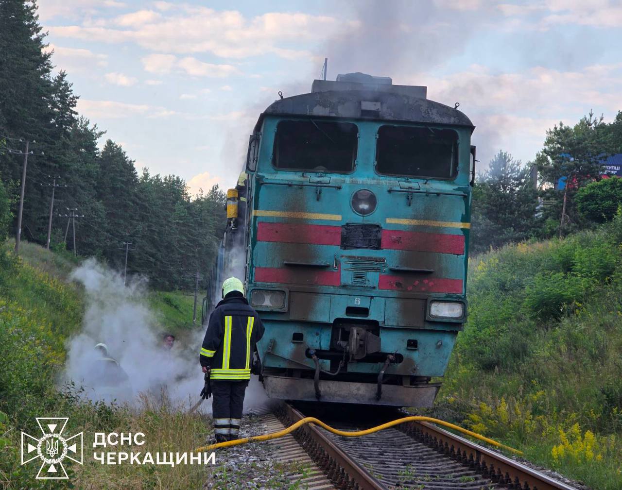 У Черкасах загорівся вантажний тепловоз, що віз зерно