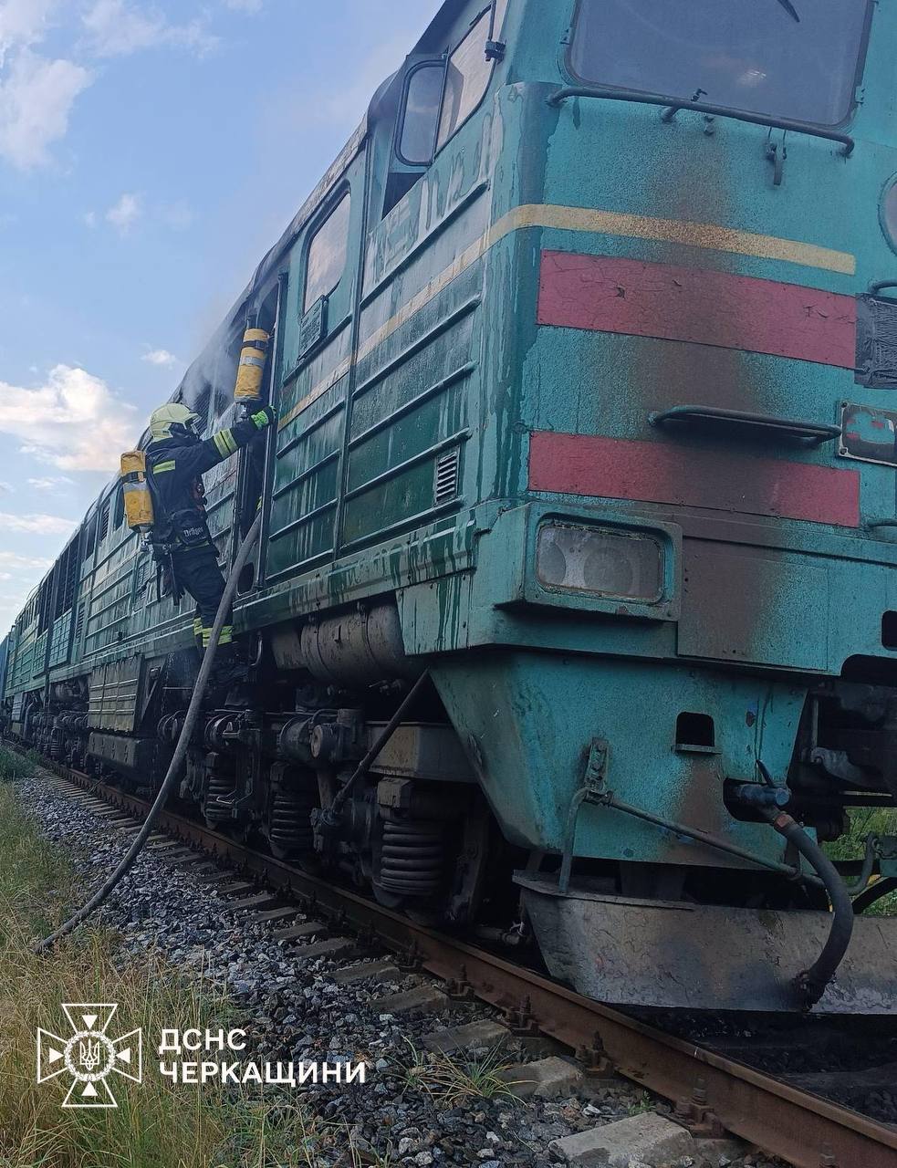 У Черкасах загорівся вантажний тепловоз, що віз зерно - фото 2