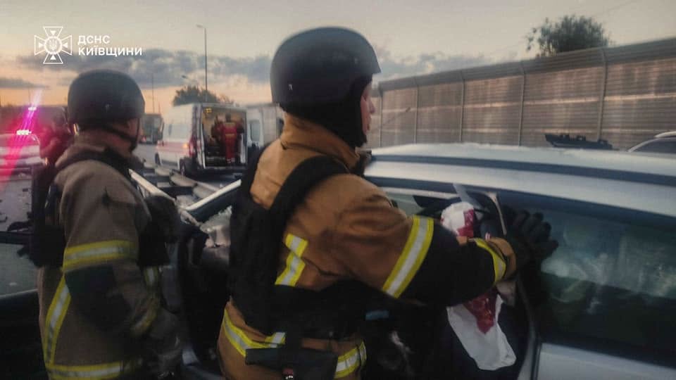 На Київщині Ford врізався у відбійник: є загиблий та постраждалі