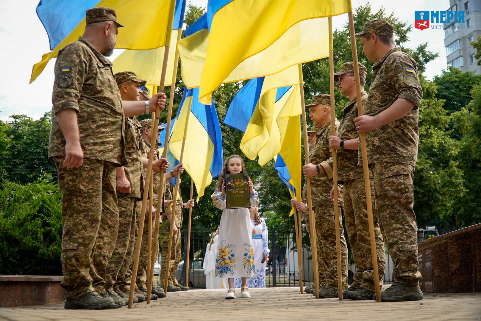 У Черкасах вручили нагороди з нагоди Дня Конституції. Фото - фото 5