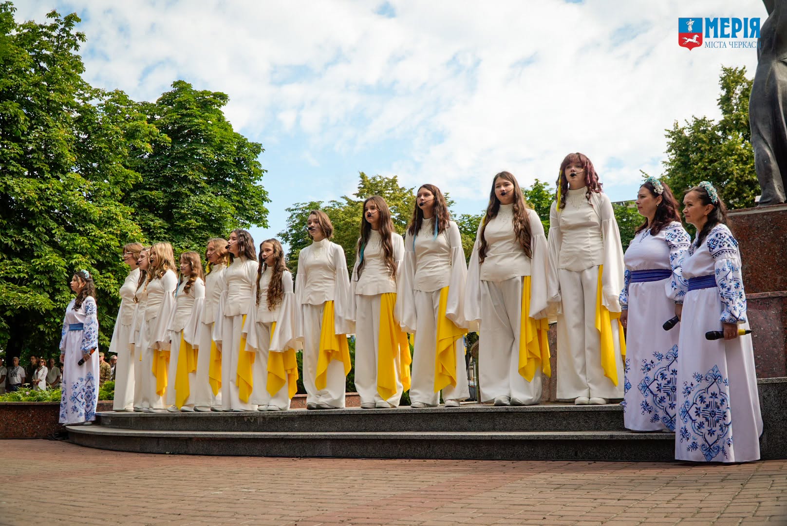 У Черкасах вручили нагороди з нагоди Дня Конституції. Фото - фото 12