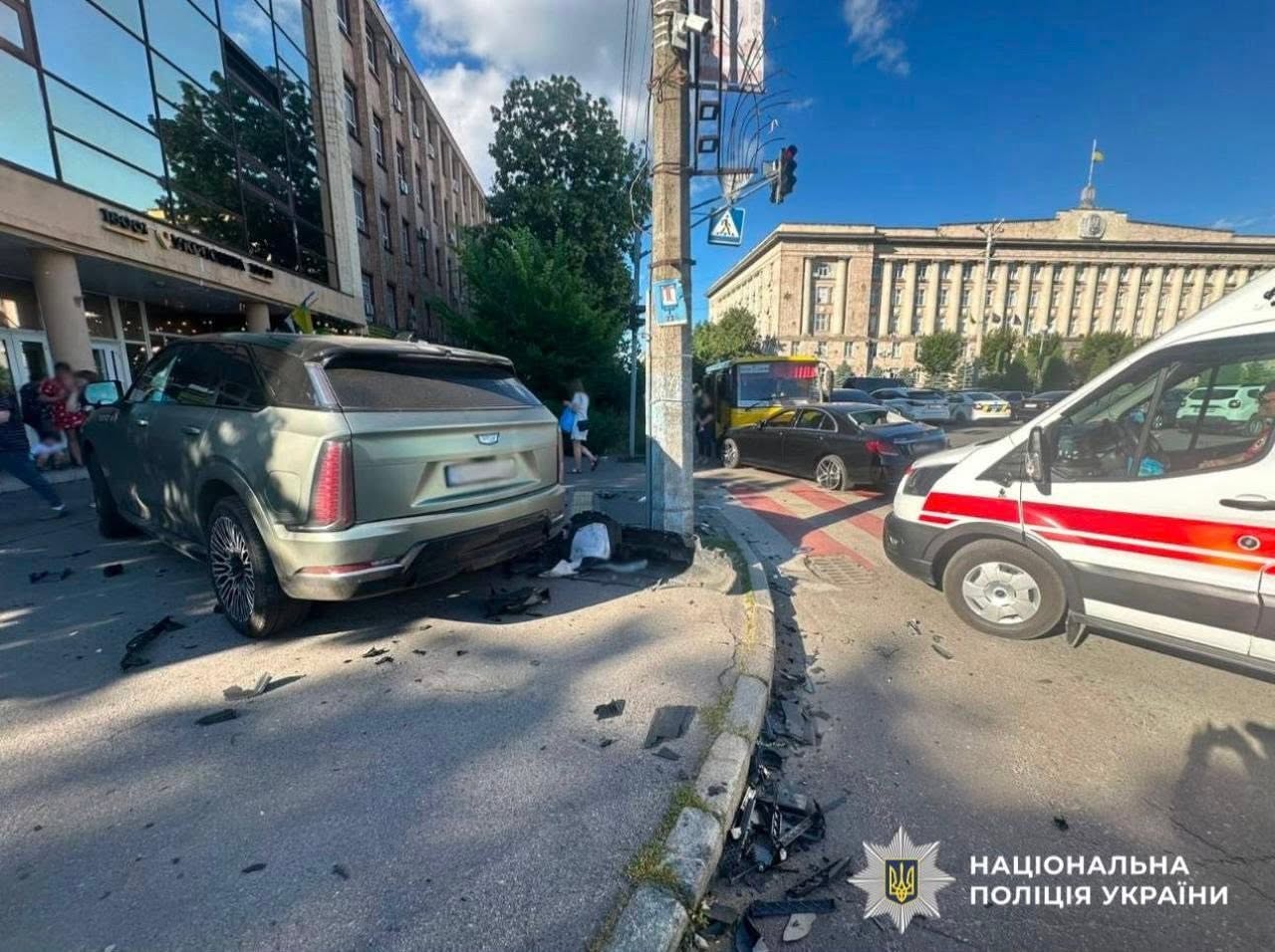 У центрі Черкас сталася потрійна ДТП: автомобіль вилетів на тротуар і збив двох дітей