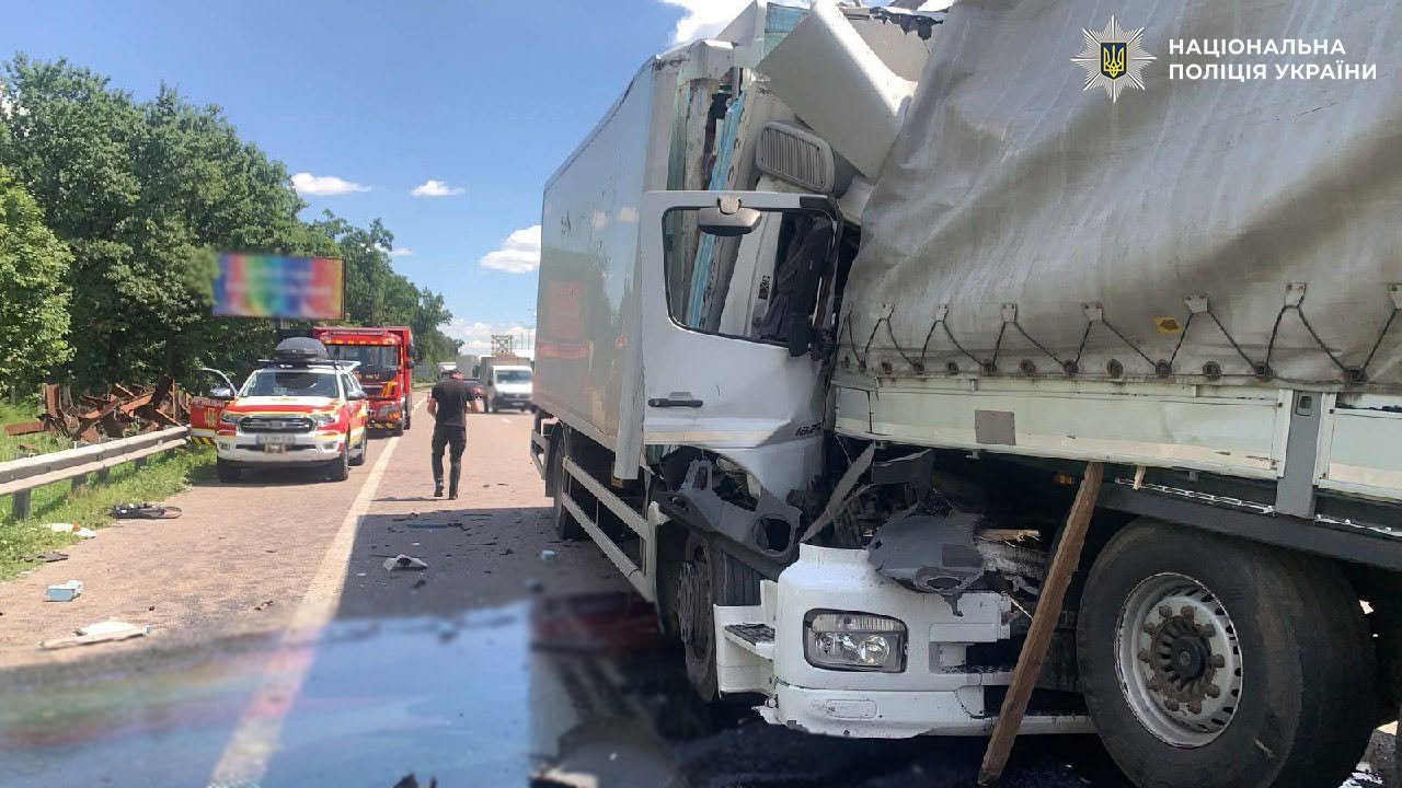 У Києві вантажівка протаранила авто, яке ремонтували: загинули двоє водіїв - фото 2