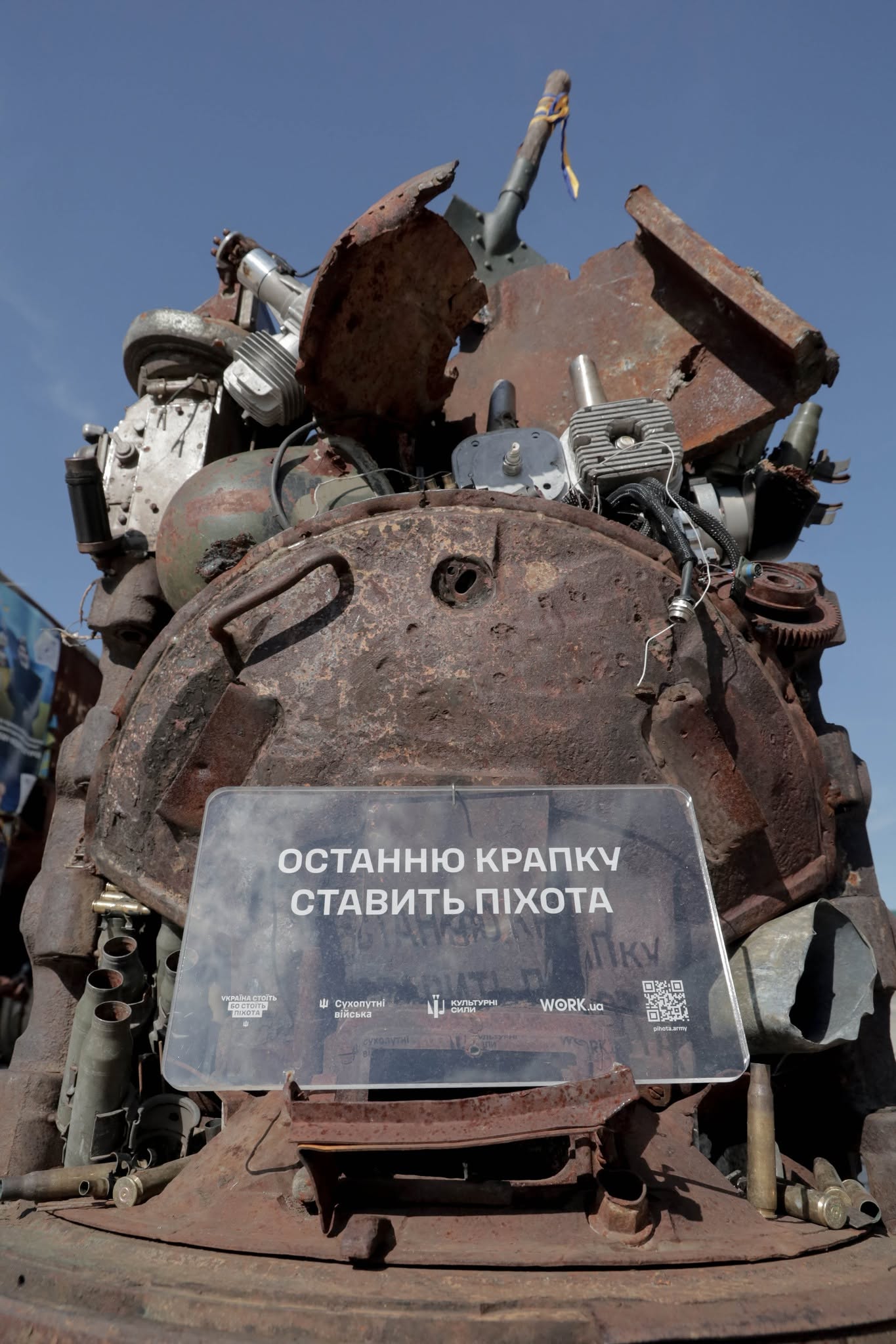 Інсталяцію «Останню крапку ставить піхота» перенесли на Михайлівську площу - фото 2