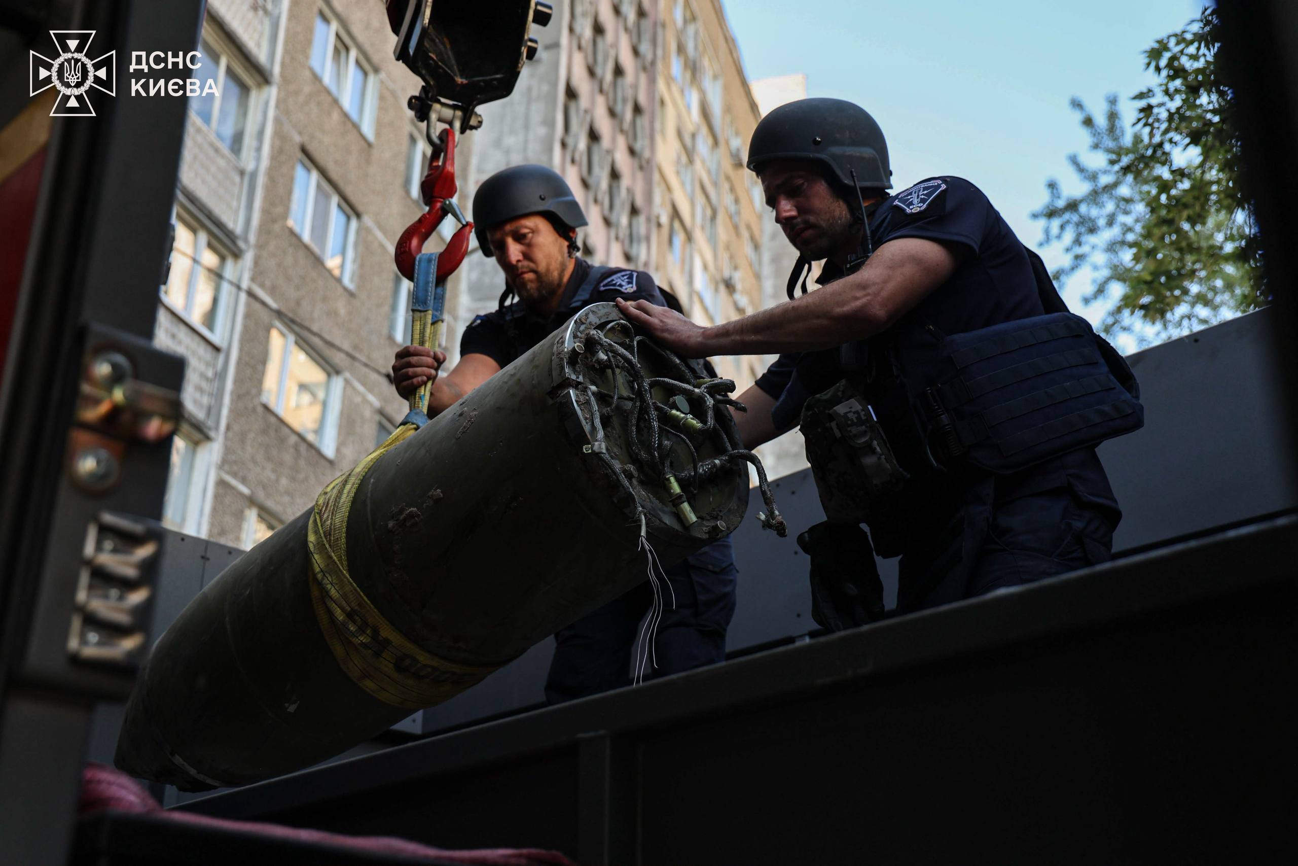 В Києві рятувальники ліквідували наслідки нічної атаки - фото 4