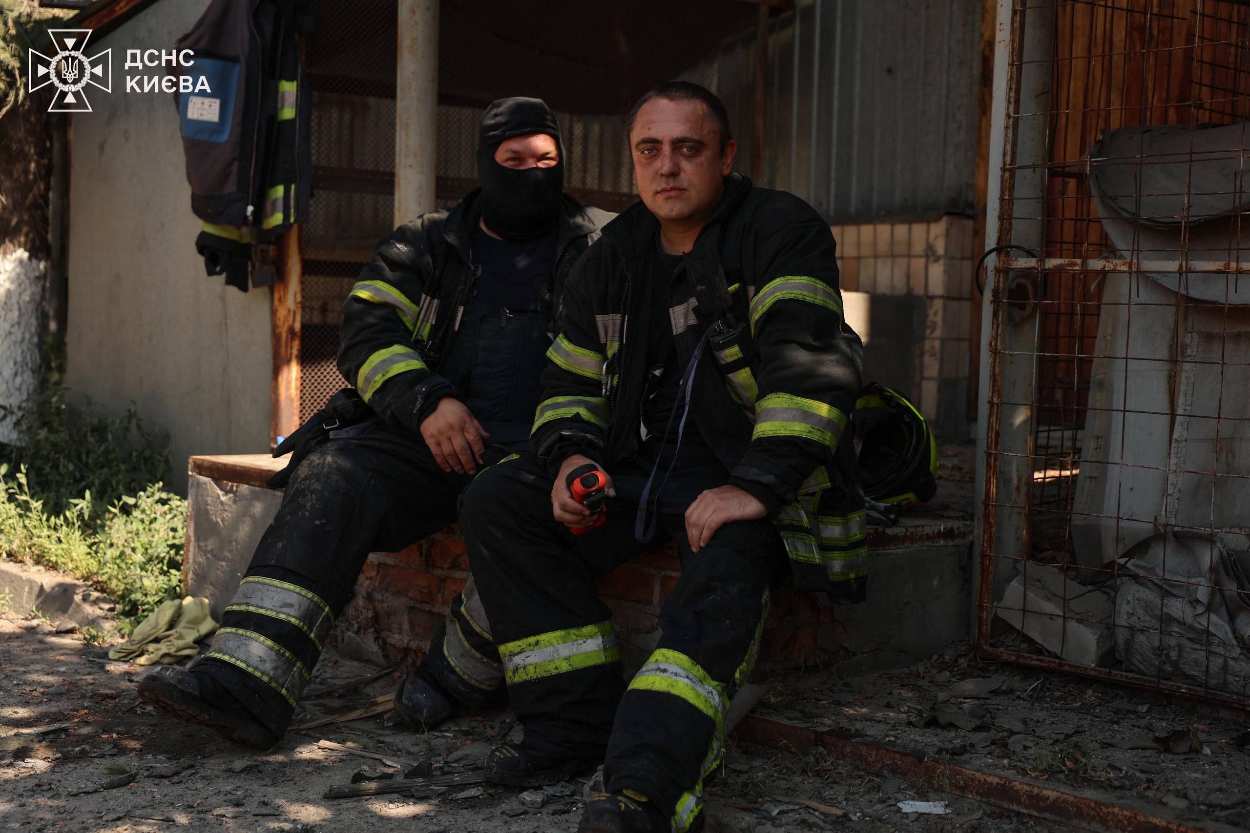 В Києві рятувальники ліквідували наслідки нічної атаки - фото 2
