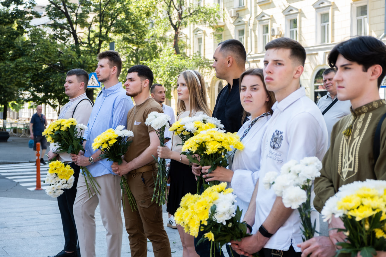 У Києві до Дня Конституції України відбулося покладання квітів до пам’ятника Пилипу Орлику - фото 10