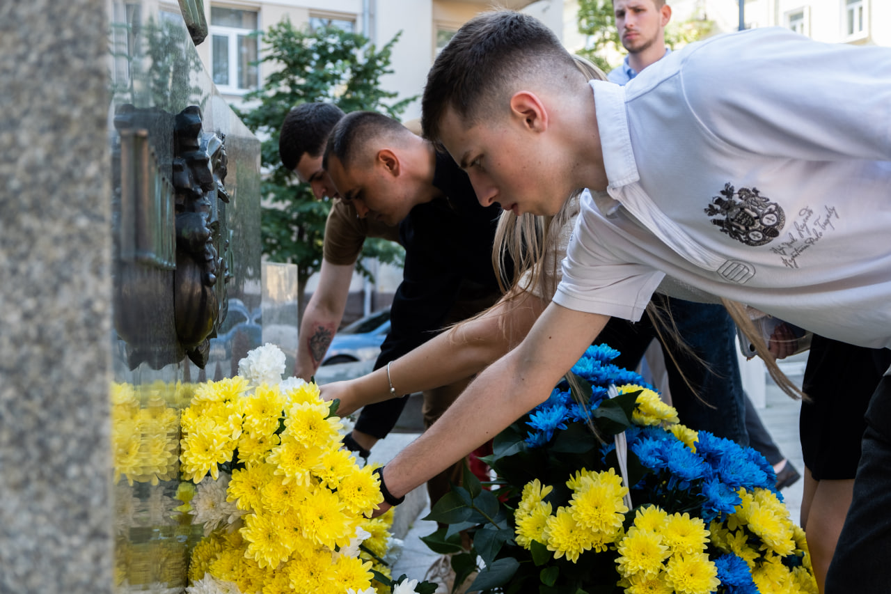У Києві до Дня Конституції України відбулося покладання квітів до пам’ятника Пилипу Орлику - фото 9