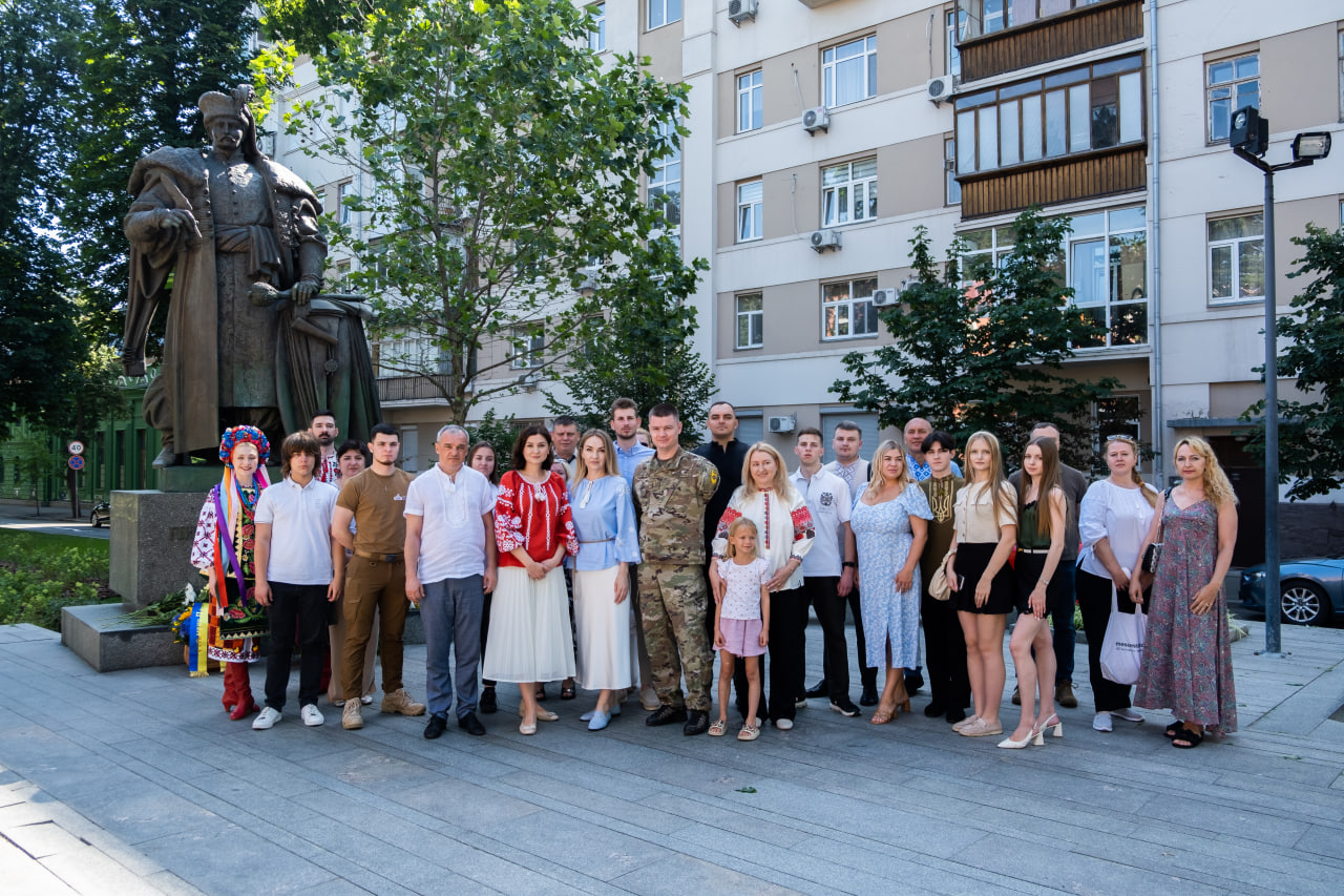 У Києві до Дня Конституції України відбулося покладання квітів до пам’ятника Пилипу Орлику - фото 7