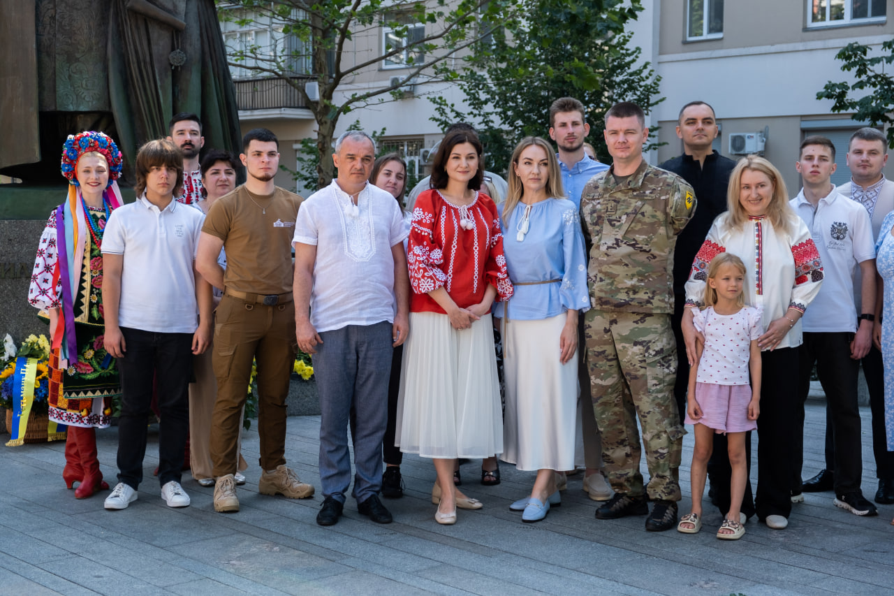 У Києві до Дня Конституції України відбулося покладання квітів до пам’ятника Пилипу Орлику - фото 6