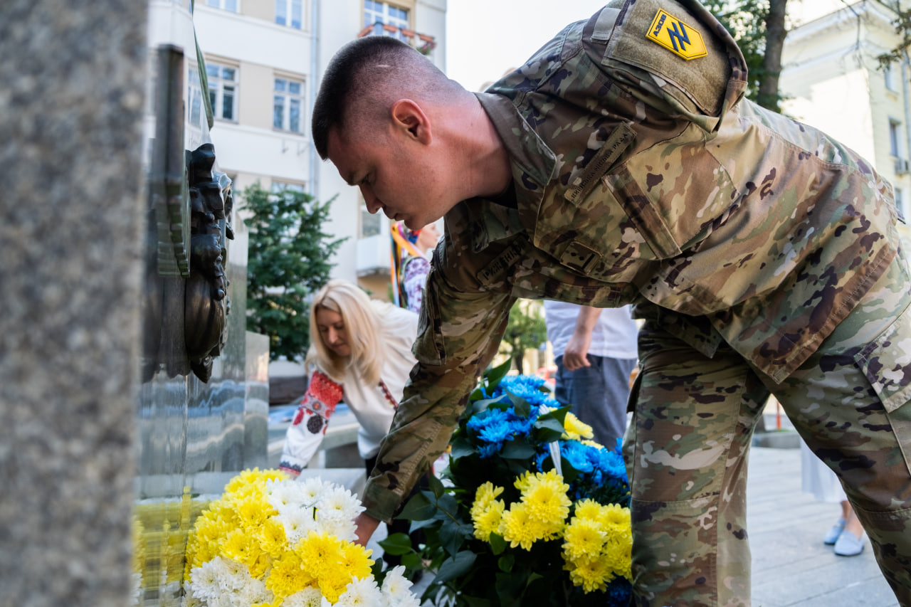 У Києві до Дня Конституції України відбулося покладання квітів до пам’ятника Пилипу Орлику - фото 3