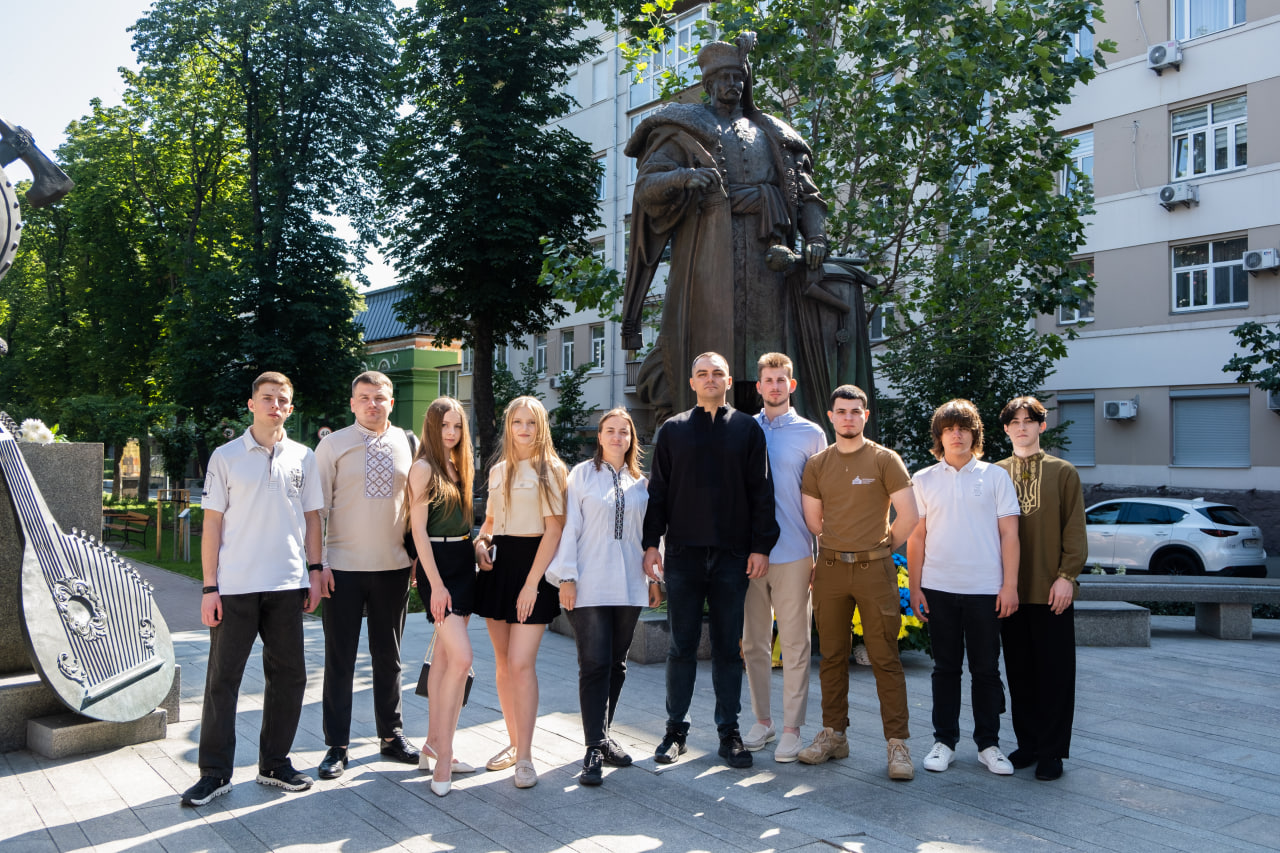 У Києві до Дня Конституції України відбулося покладання квітів до пам’ятника Пилипу Орлику - фото 2