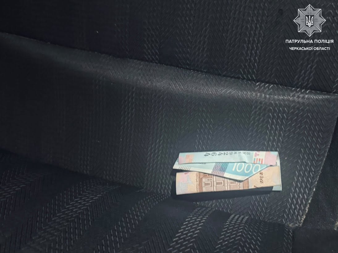 Підкинула хабар: у Черкасах жінка хотіла «відкупити» чоловіка від патрульних