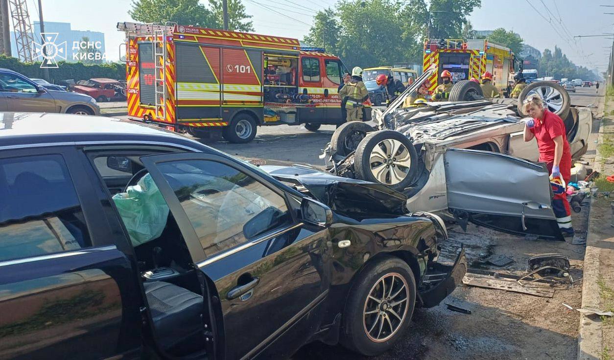 У Подільському районі Києва зіткнулися чотири автомобілі: є загибла та постраждалі