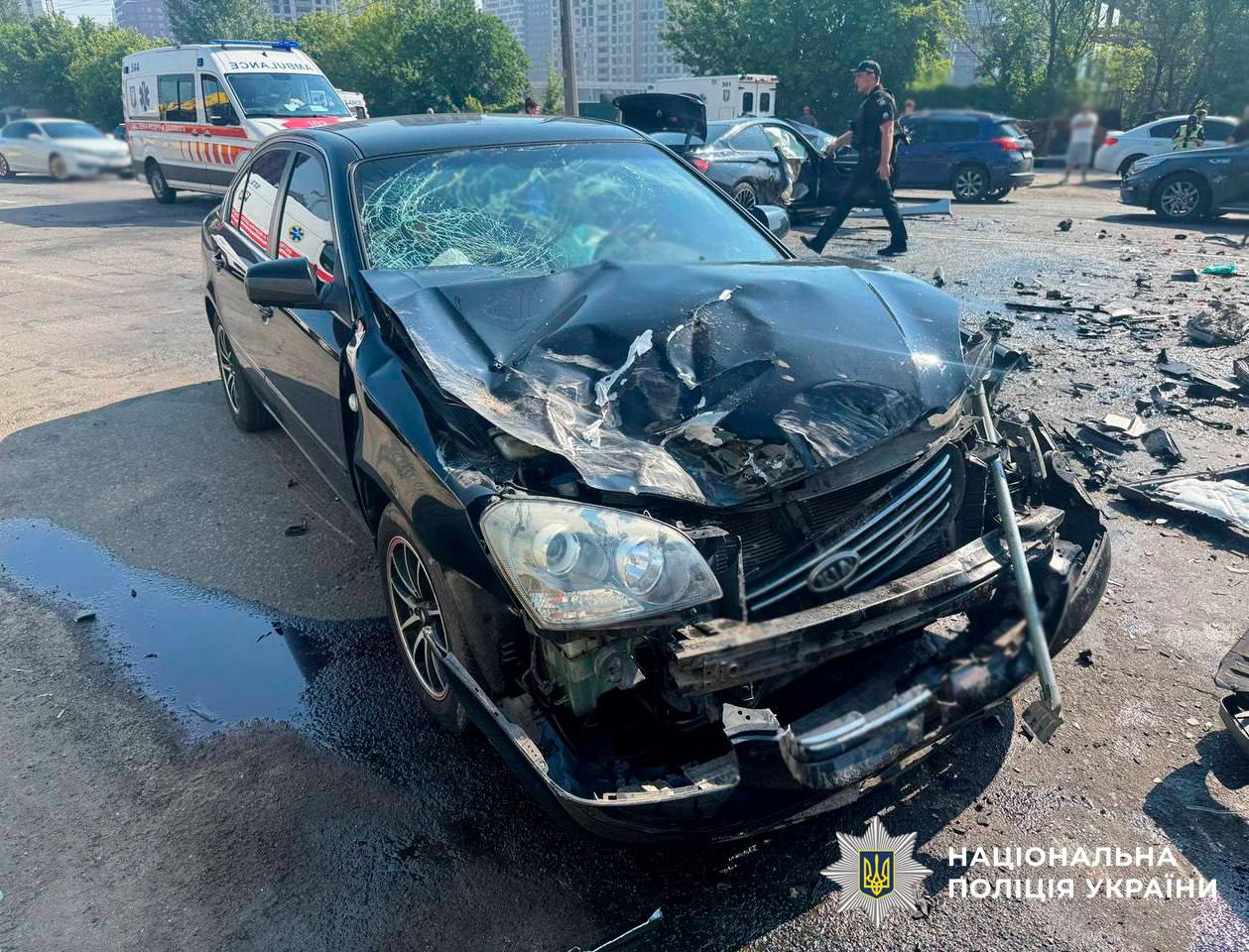 У Подільському районі Києва зіткнулися чотири автомобілі: є загибла та постраждалі - фото 5