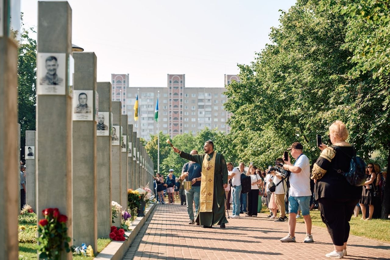 У Деснянському районі відкрили Алею Героїв: чому кияни обурені - фото 10