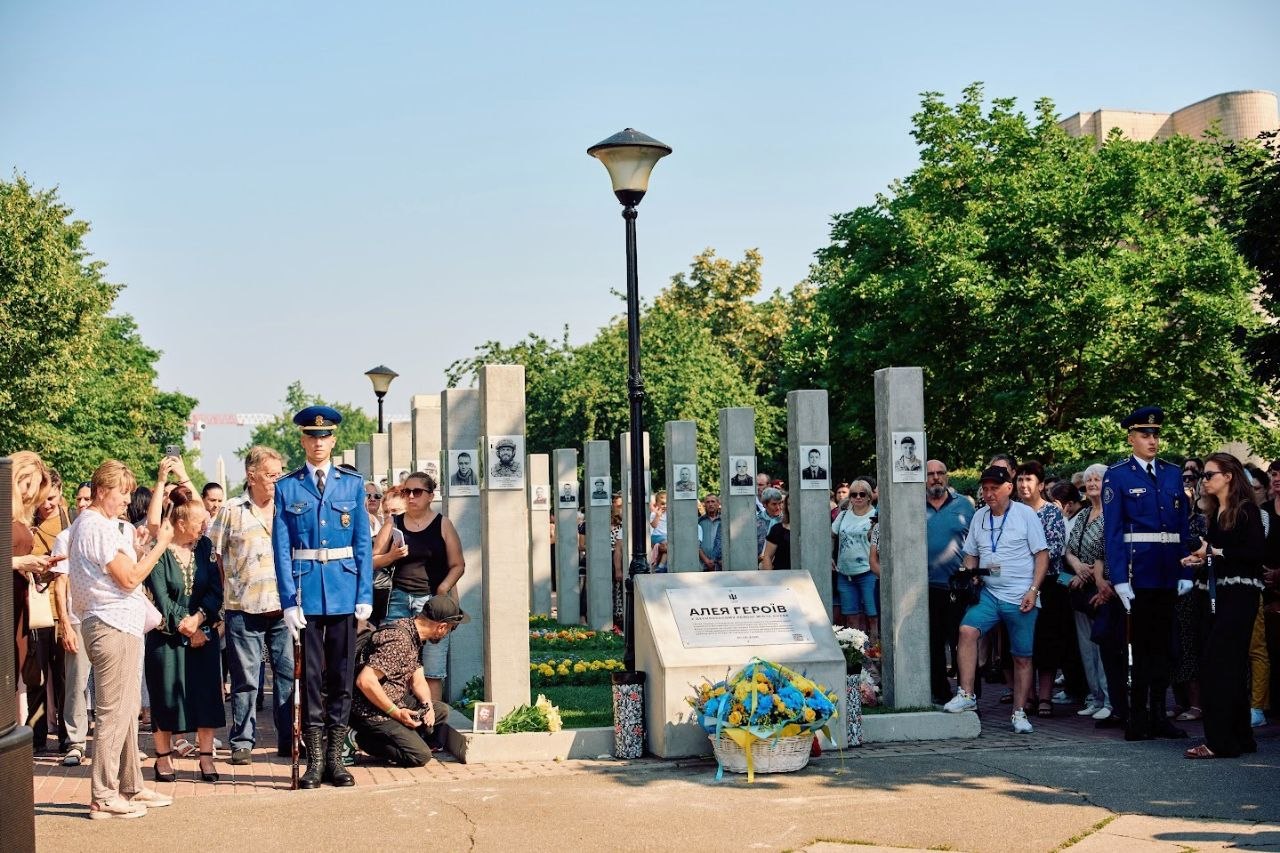 У Деснянському районі відкрили Алею Героїв: чому кияни обурені - фото 17