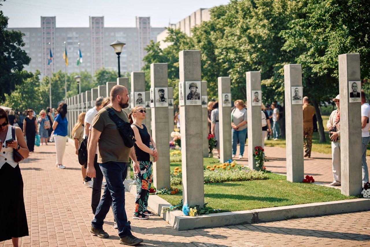 У Деснянському районі відкрили Алею Героїв: чому кияни обурені - фото 15