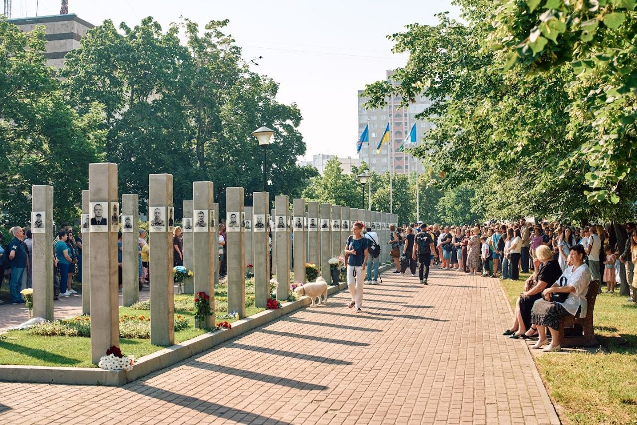 У Деснянському районі відкрили Алею Героїв: чому кияни обурені - фото 12