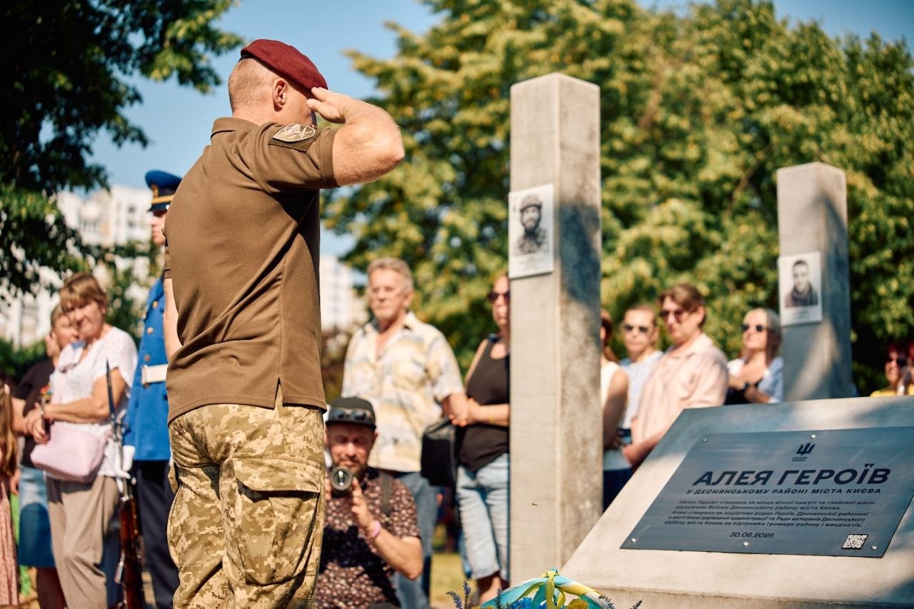 У Деснянському районі відкрили Алею Героїв: чому кияни обурені - фото 13