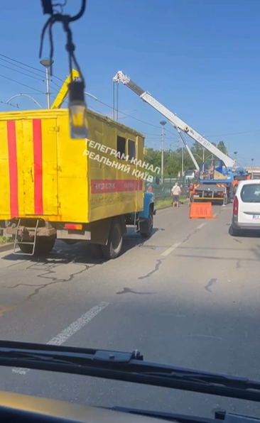 Люди штурмують зупинки: у Києві через аварію не ходять деякі трамваї