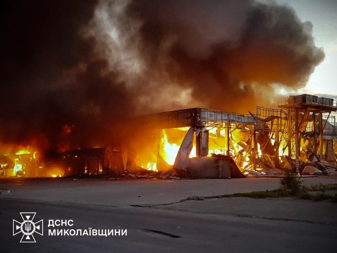 Російська армія атакувала будівельний супермаркет на Миколаївщині
