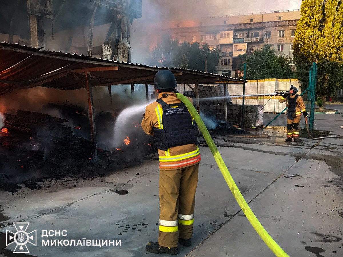 Російська армія атакувала будівельний супермаркет на Миколаївщині - фото 4