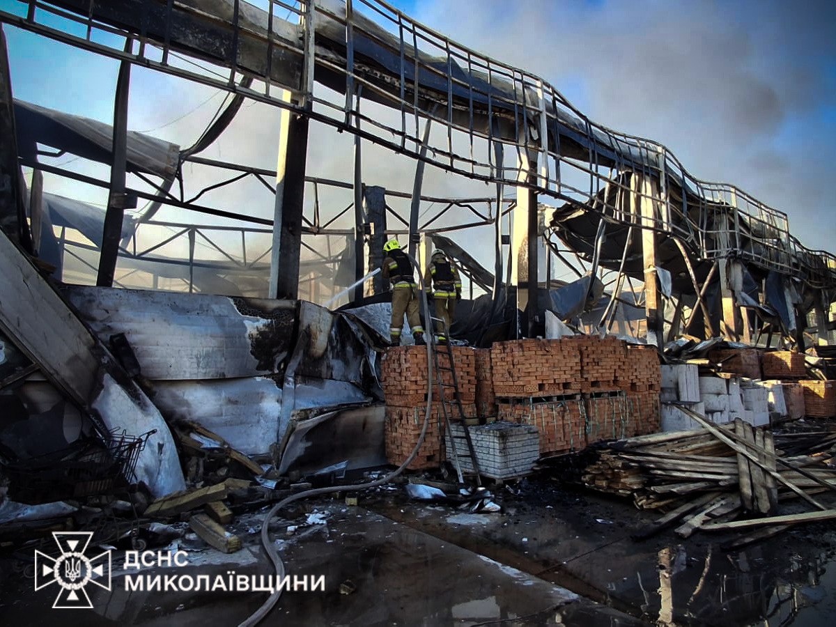 Російська армія атакувала будівельний супермаркет на Миколаївщині - фото 6