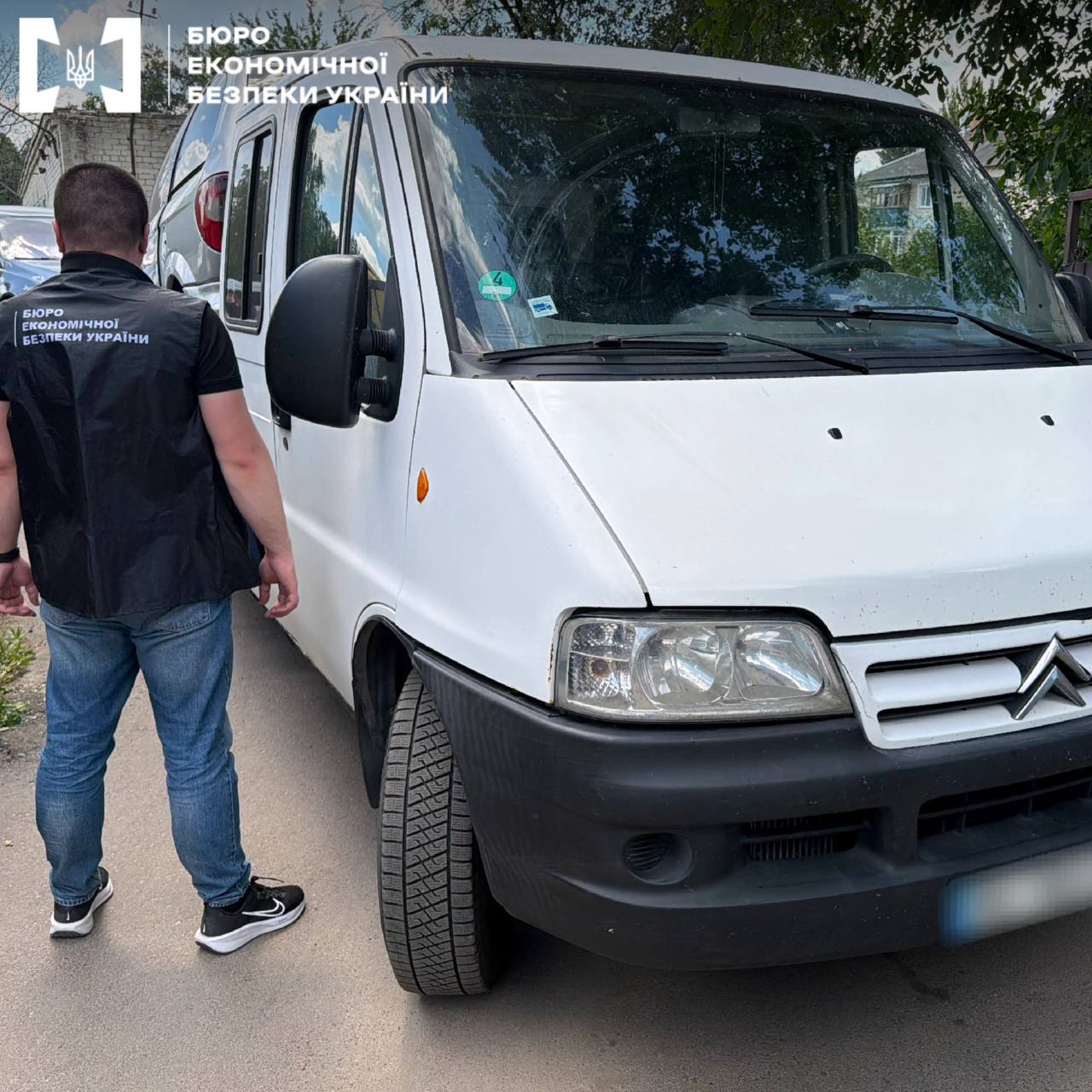 Понад 300 авто, ввезених як гуманітарну допомогу, виставили на продаж: у Києві викрили масштабну схему - фото 4