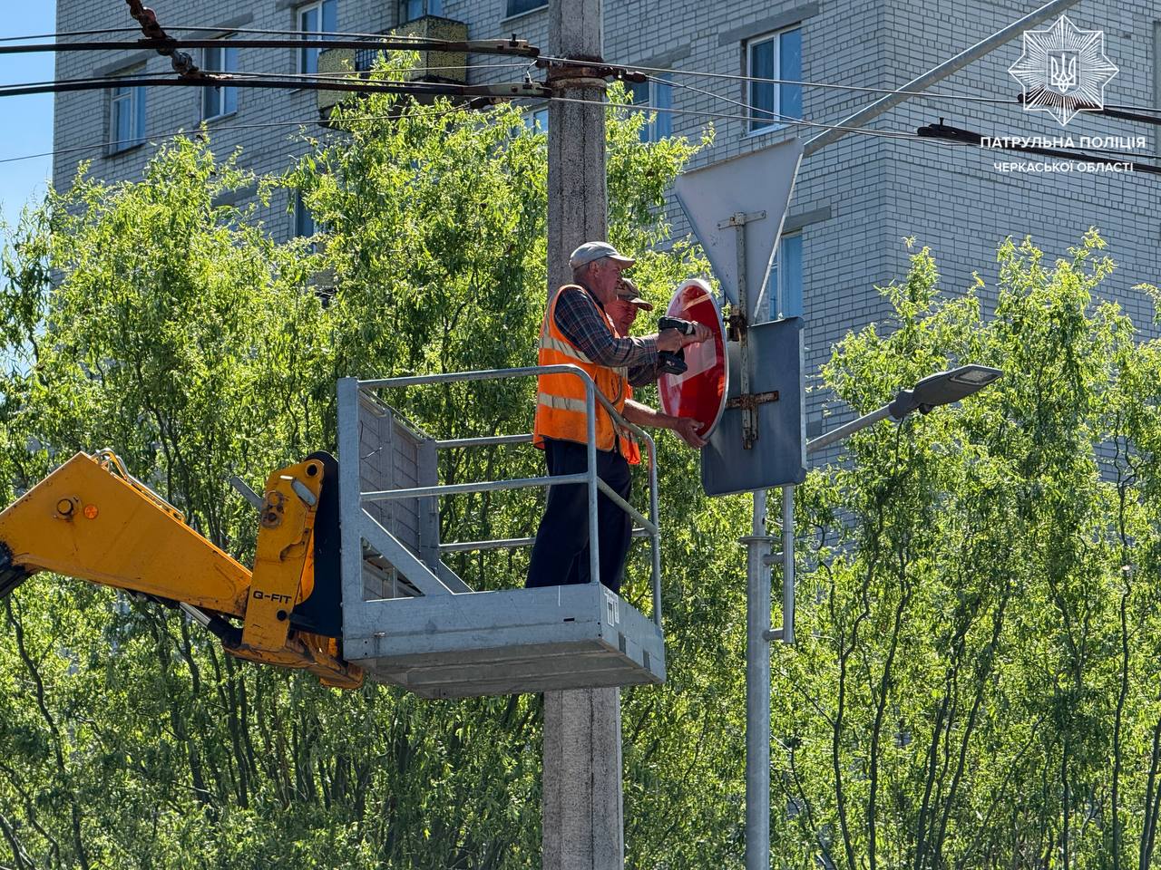 У Черкасах поставили нові знаки на вулиці Смаглія, де зробили односторонній рух - фото 2