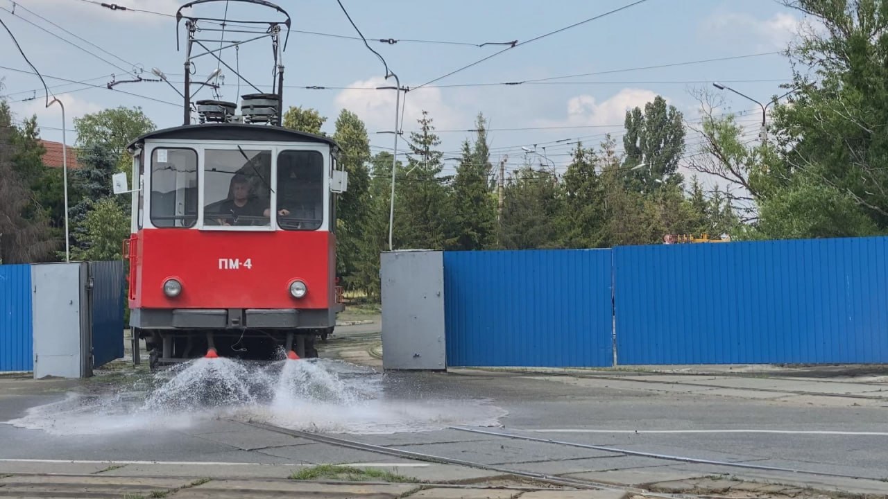 У Києві для охолодження трамвайних колій використовують спецтранспорт
