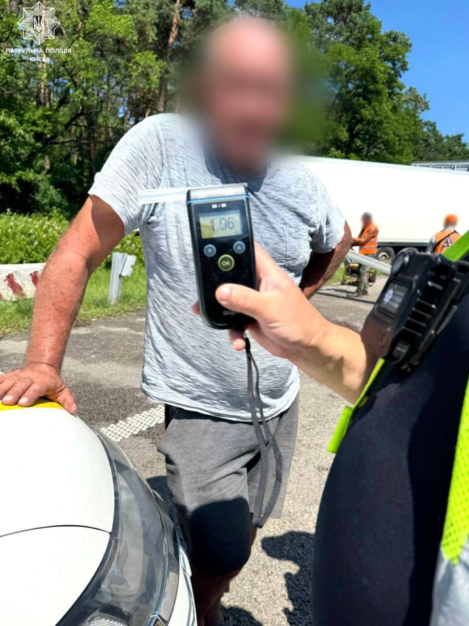 Нетверезий водій фури в Києві врізався у бетонні обмежувачі та з’їхав з дороги