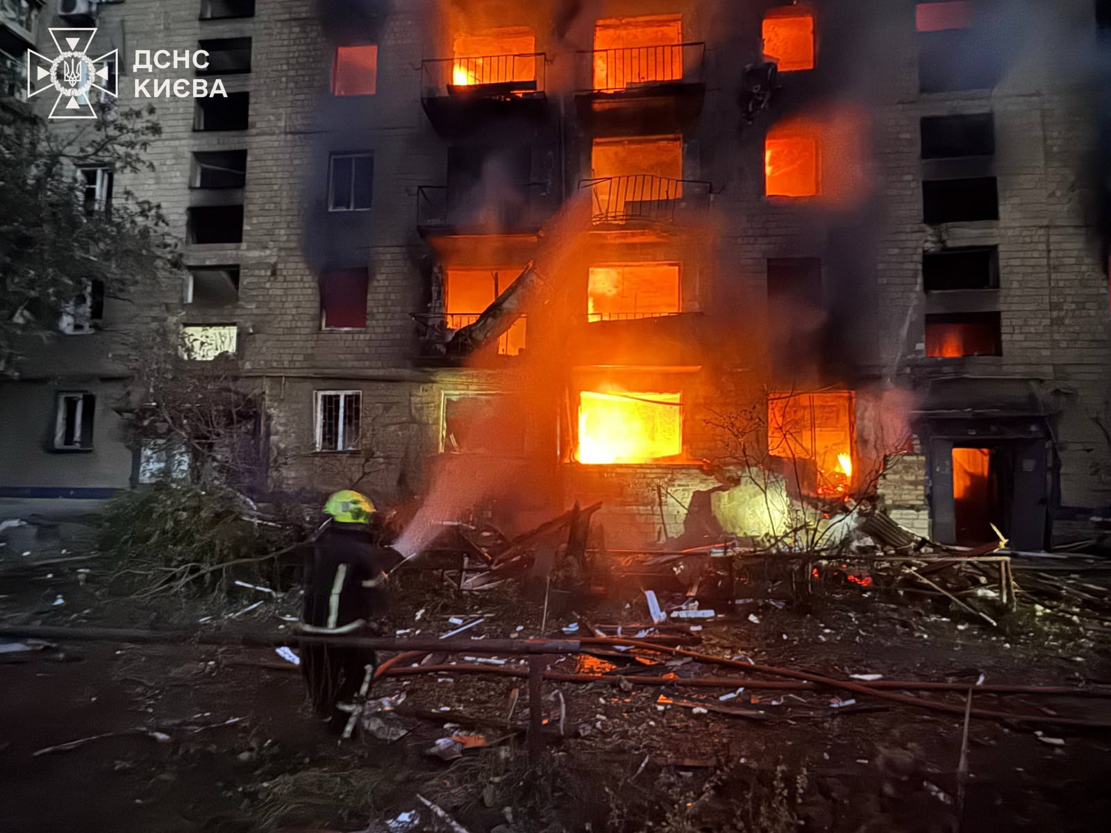 Десятки поранених та 9 загиблих: наслідки масованої атаки РФ на Київ - фото 7