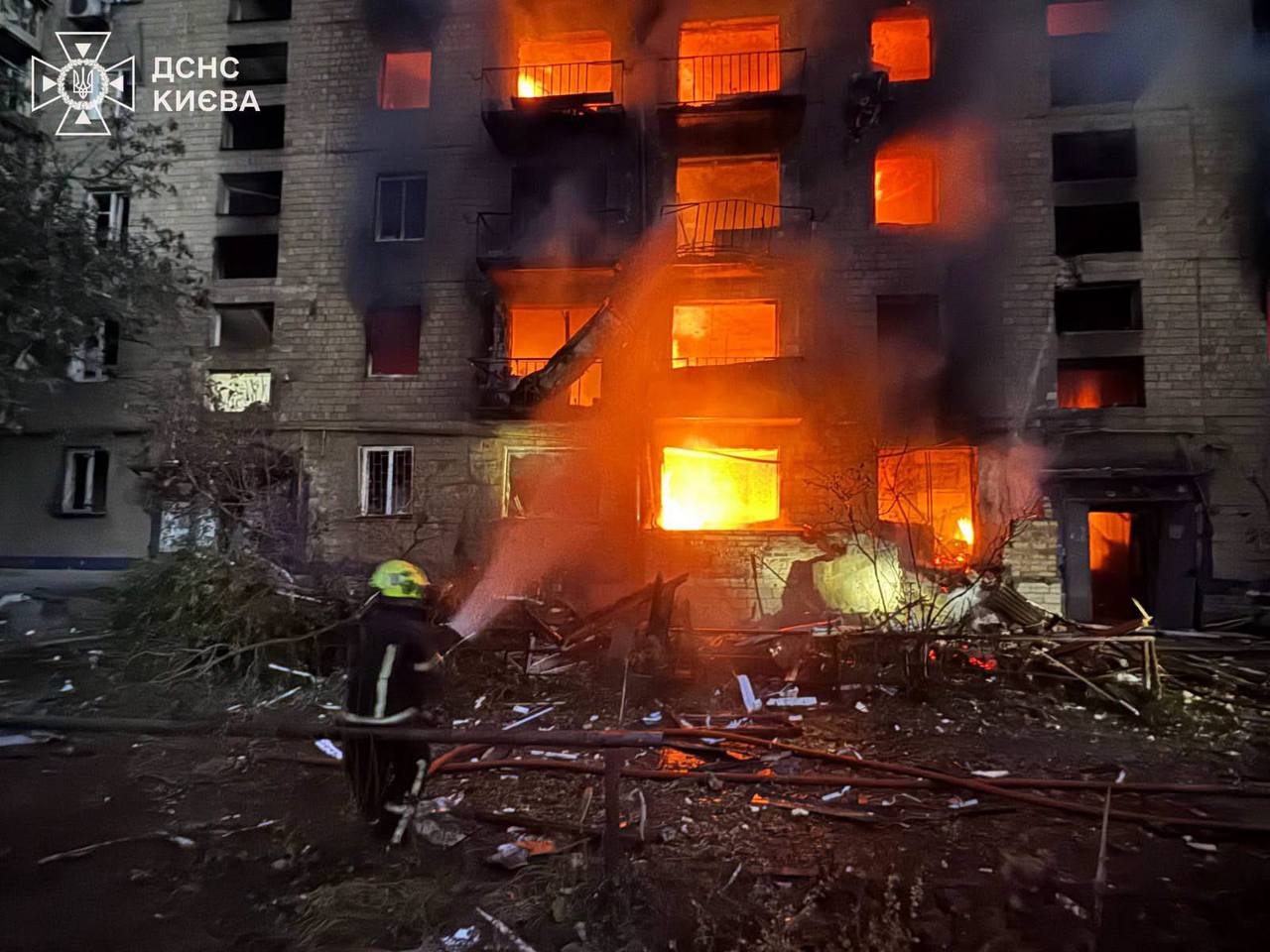 Масований удар по Києву забрав життя 13 людей, триває розбір завалів - фото 3