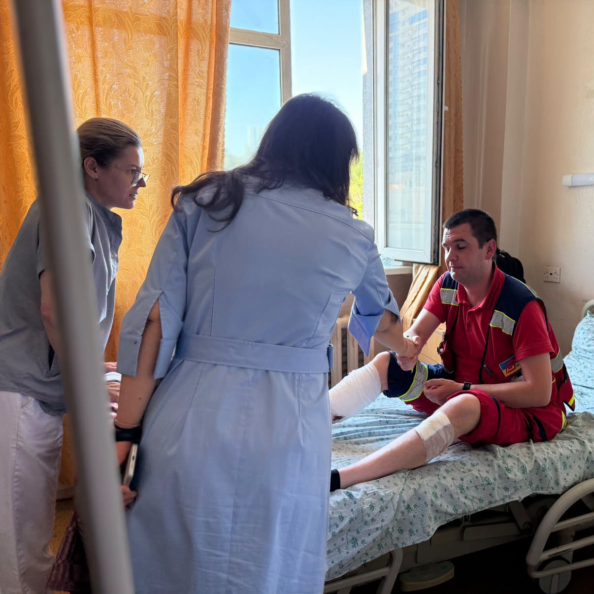 Бригада «екстренки», яка їхала на виклик у Києві, потрапила під російський обстріл - фото 2