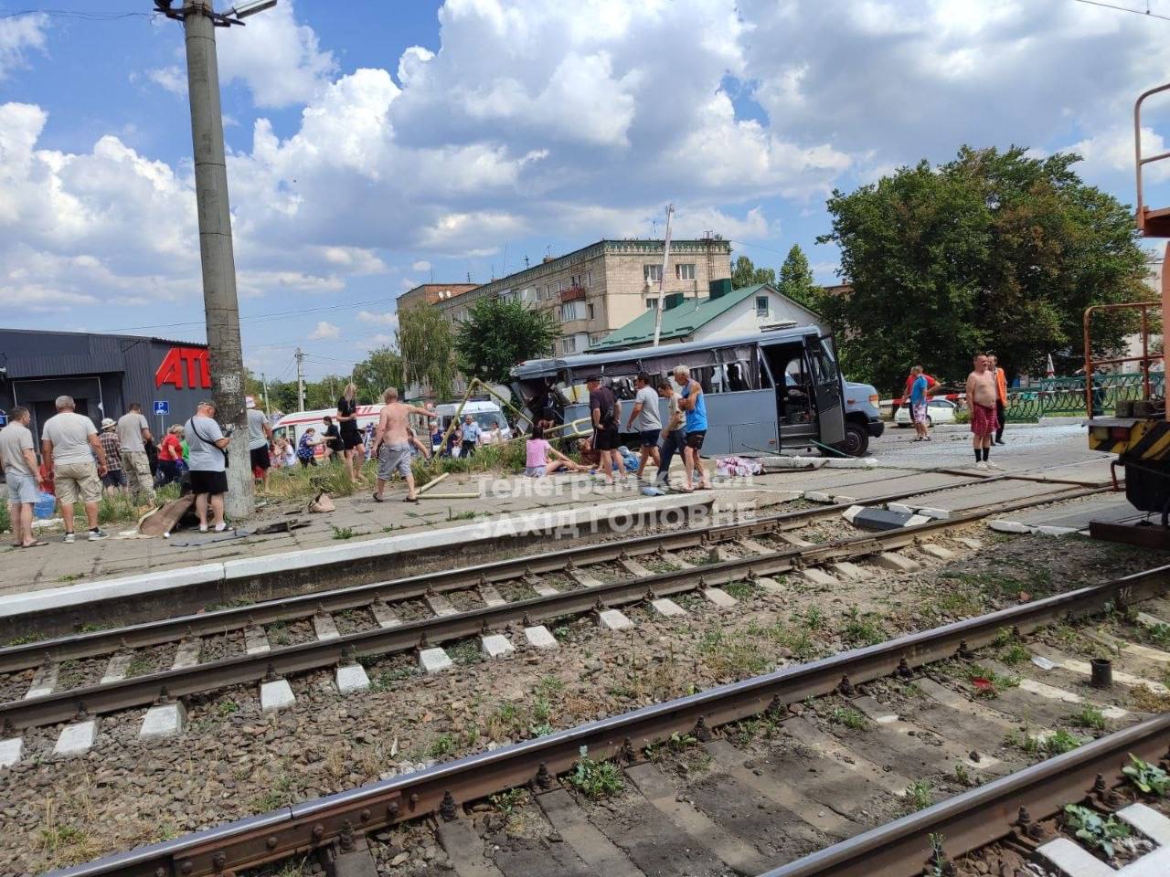 На залізничному переїзді в Рівненській області зіштовхнулись маршрутка та поїзд. Є жертви