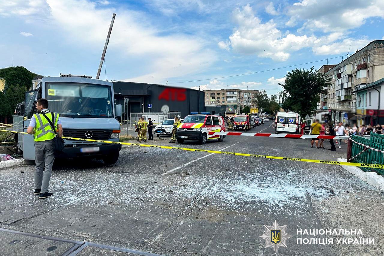 Потяг зіткнувся з маршруткою на Рівненщині: загинули люди