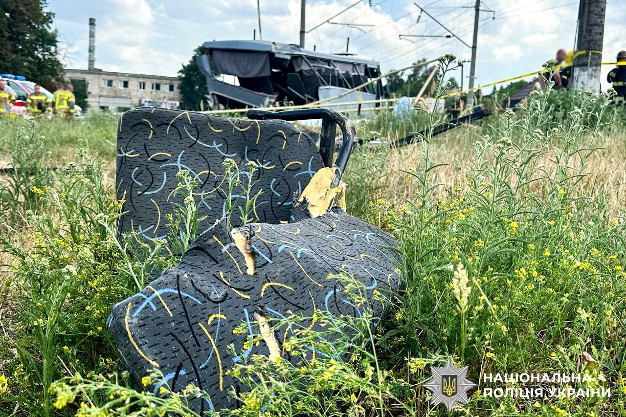 Потяг зіткнувся з маршруткою на Рівненщині: загинули люди - фото 2