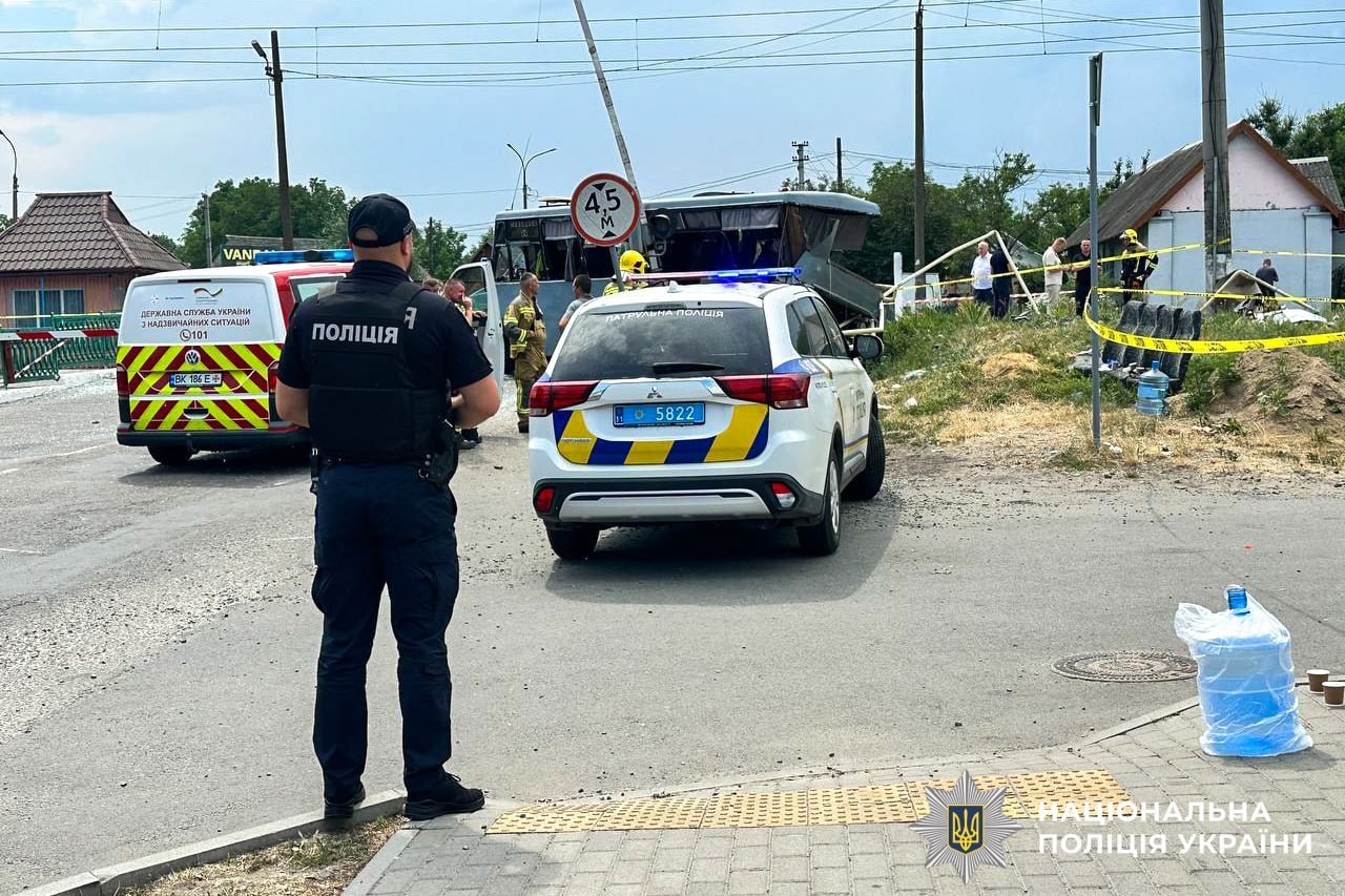 Потяг зіткнувся з маршруткою на Рівненщині: загинули люди - фото 3