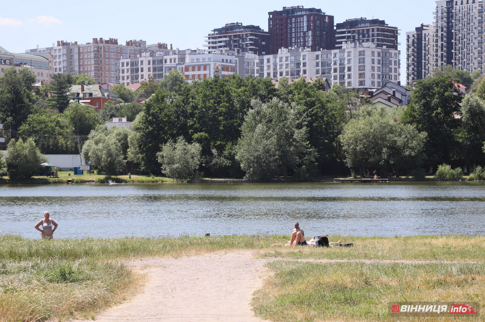 Купальний сезон попри заборону: фоторепортаж із пляжу «Хімік» у Вінниці - фото 24