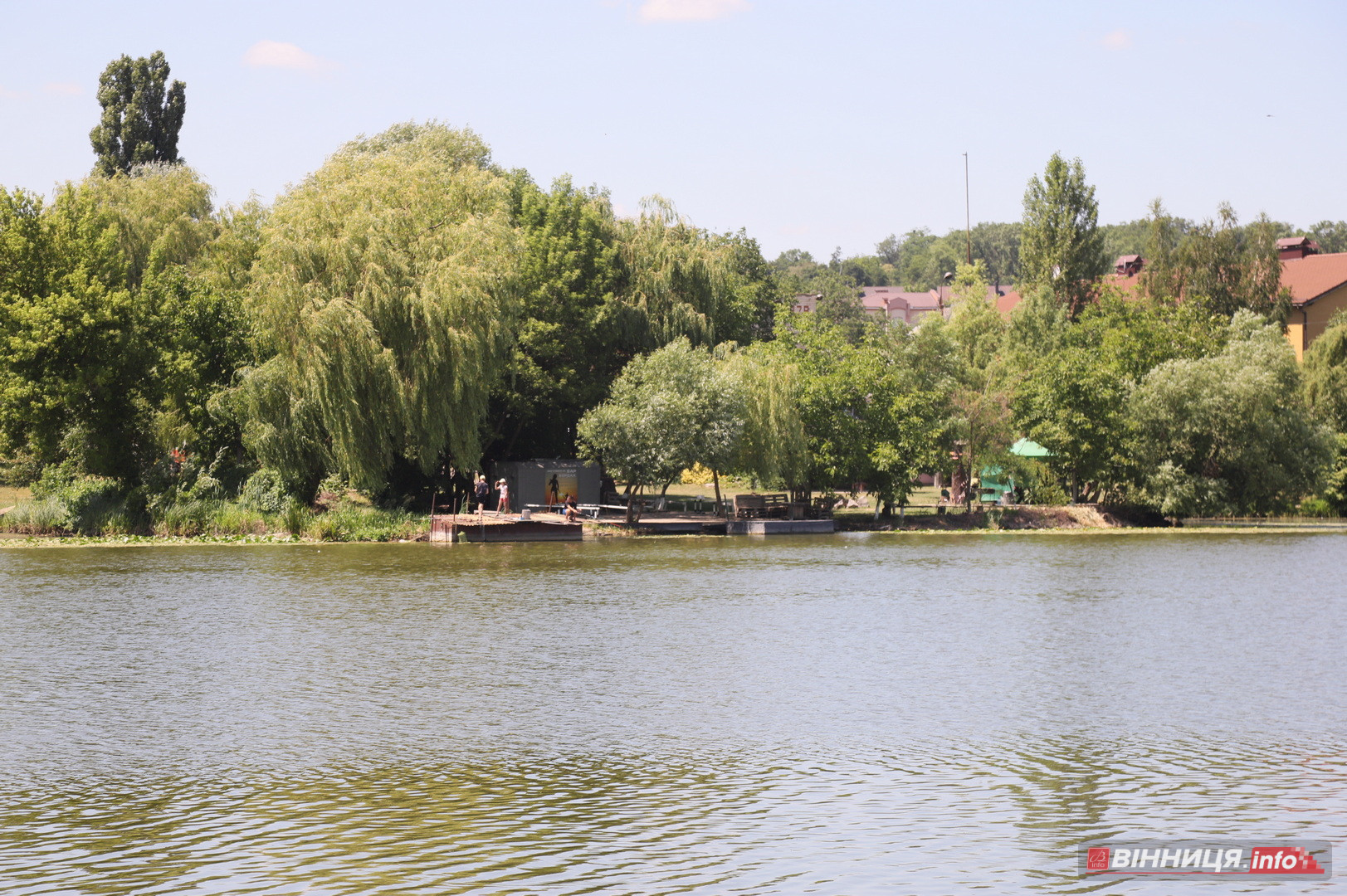 Купальний сезон попри заборону: фоторепортаж із пляжу «Хімік» у Вінниці - фото 35