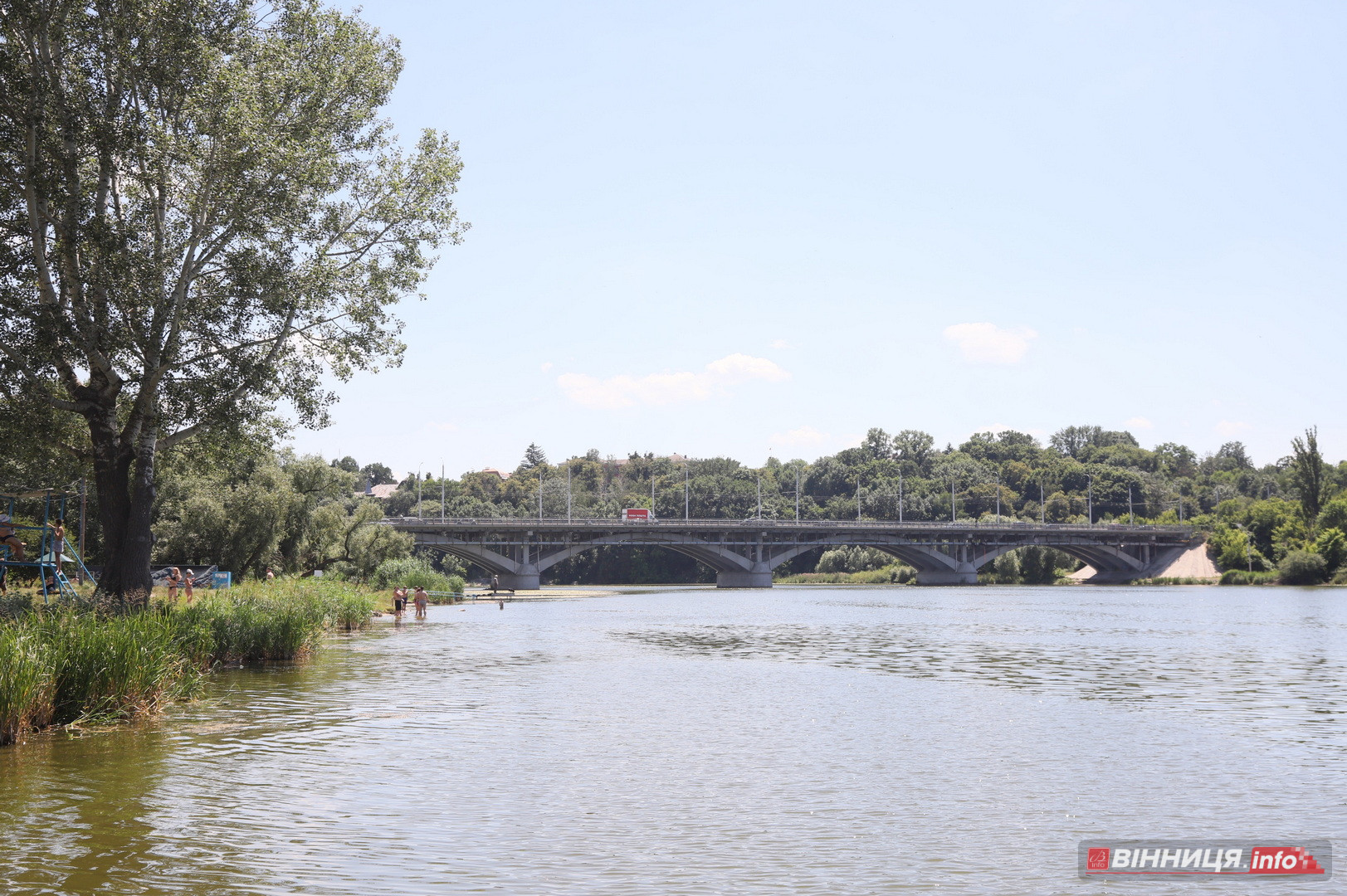 Купальний сезон попри заборону: фоторепортаж із пляжу «Хімік» у Вінниці - фото 25