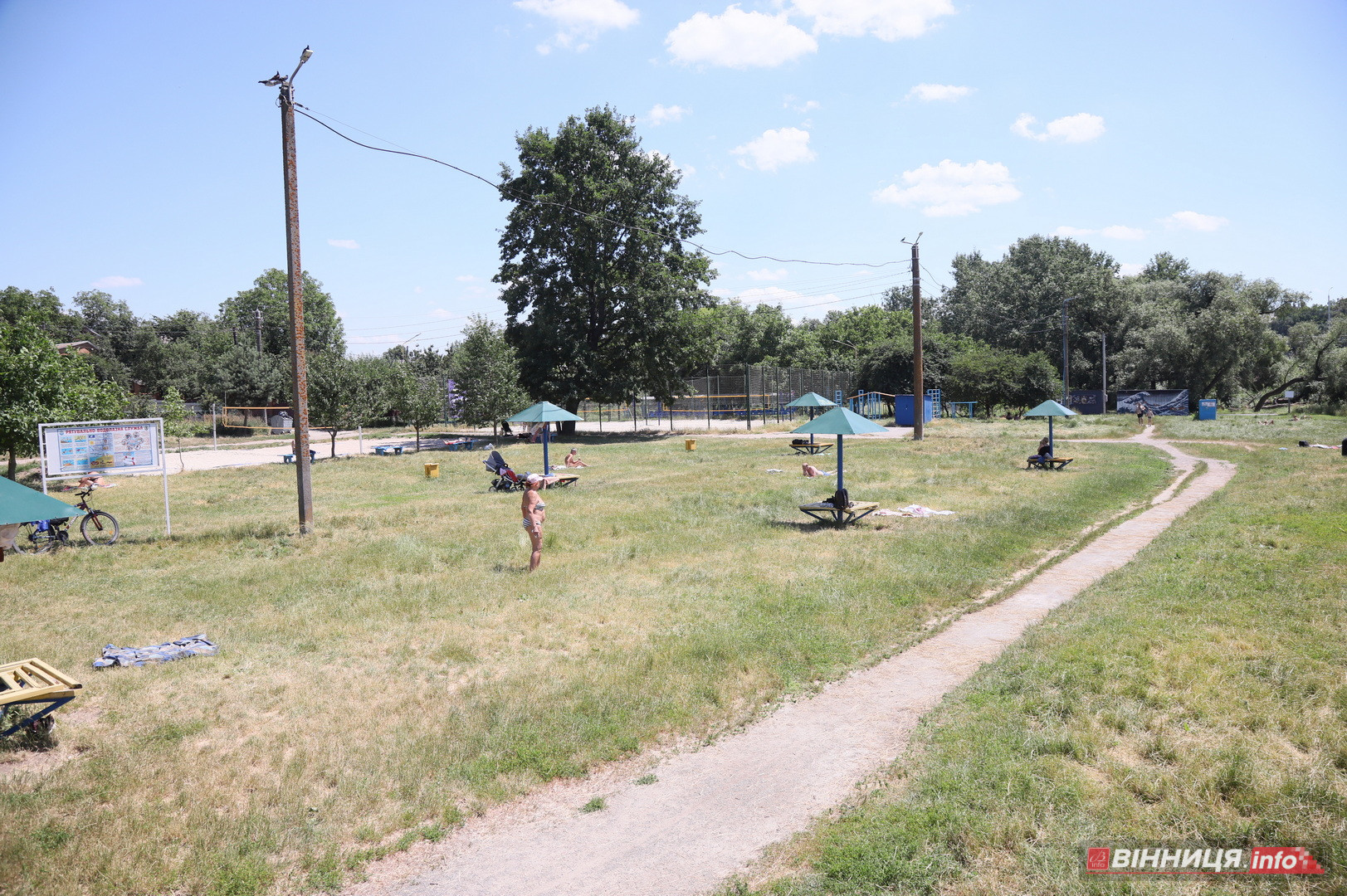Купальний сезон попри заборону: фоторепортаж із пляжу «Хімік» у Вінниці - фото 19