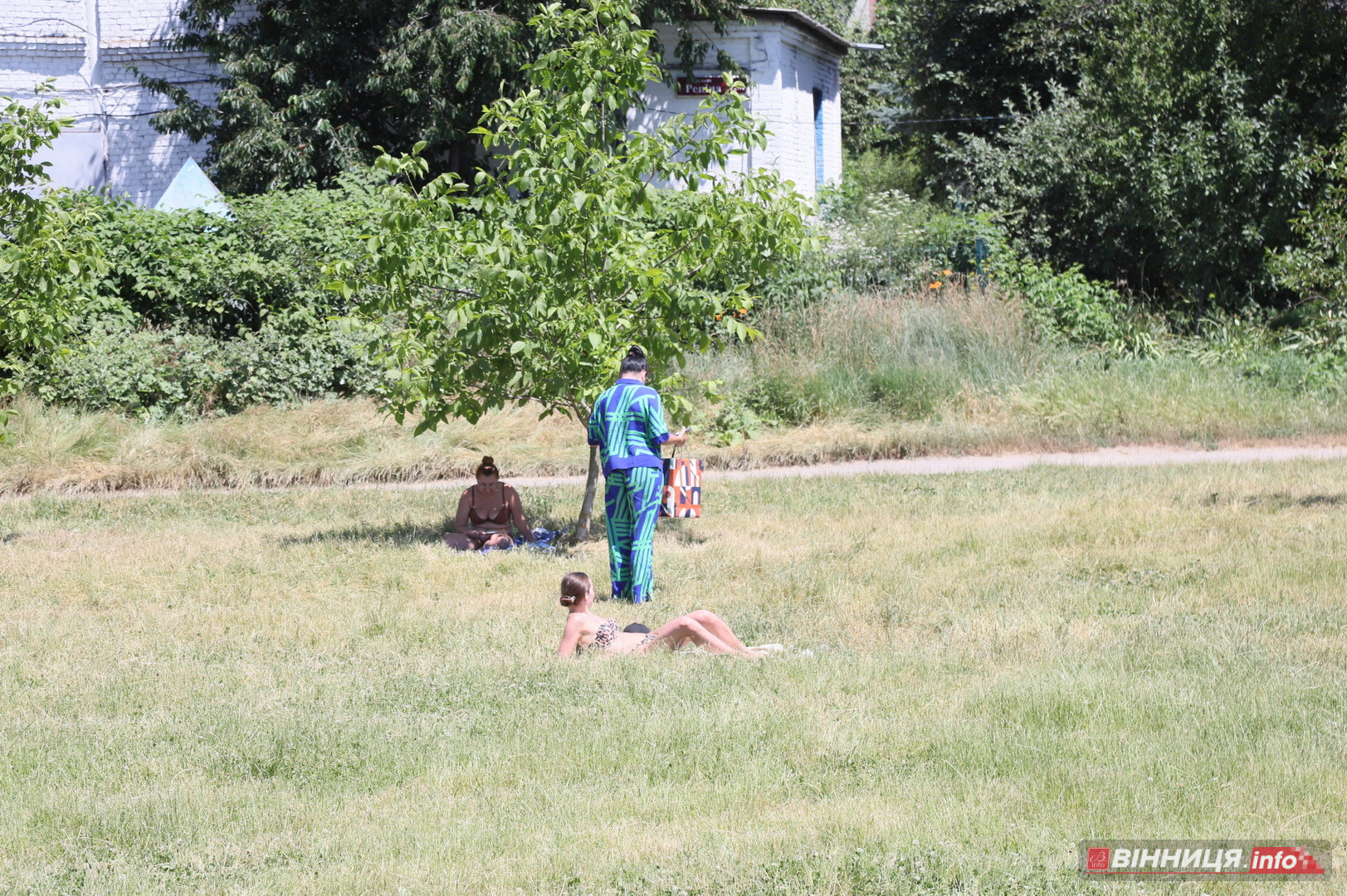 Купальний сезон попри заборону: фоторепортаж із пляжу «Хімік» у Вінниці - фото 8