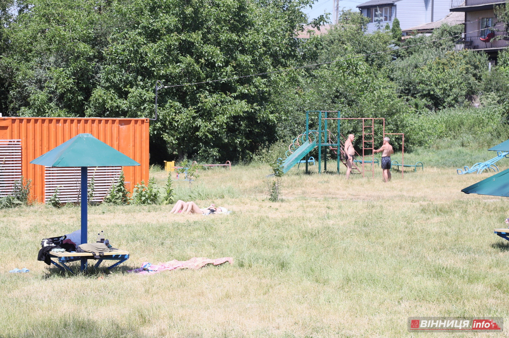 Купальний сезон попри заборону: фоторепортаж із пляжу «Хімік» у Вінниці - фото 21