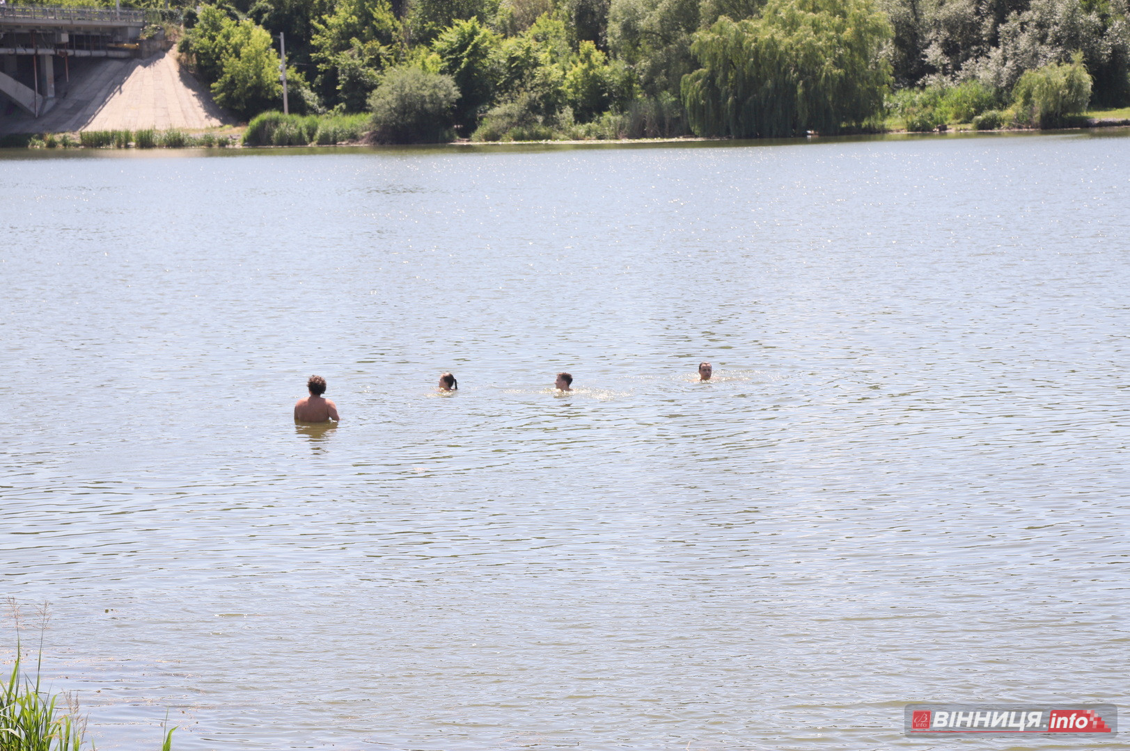 Купальний сезон попри заборону: фоторепортаж із пляжу «Хімік» у Вінниці - фото 22