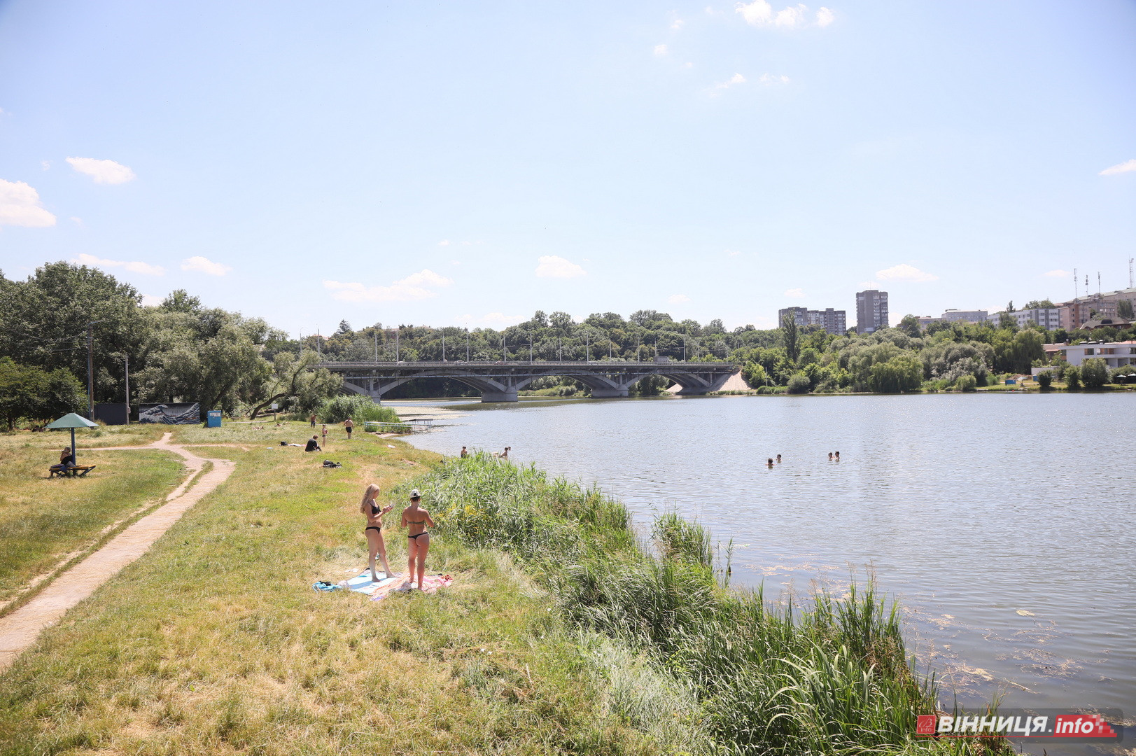 Купальний сезон попри заборону: фоторепортаж із пляжу «Хімік» у Вінниці - фото 27