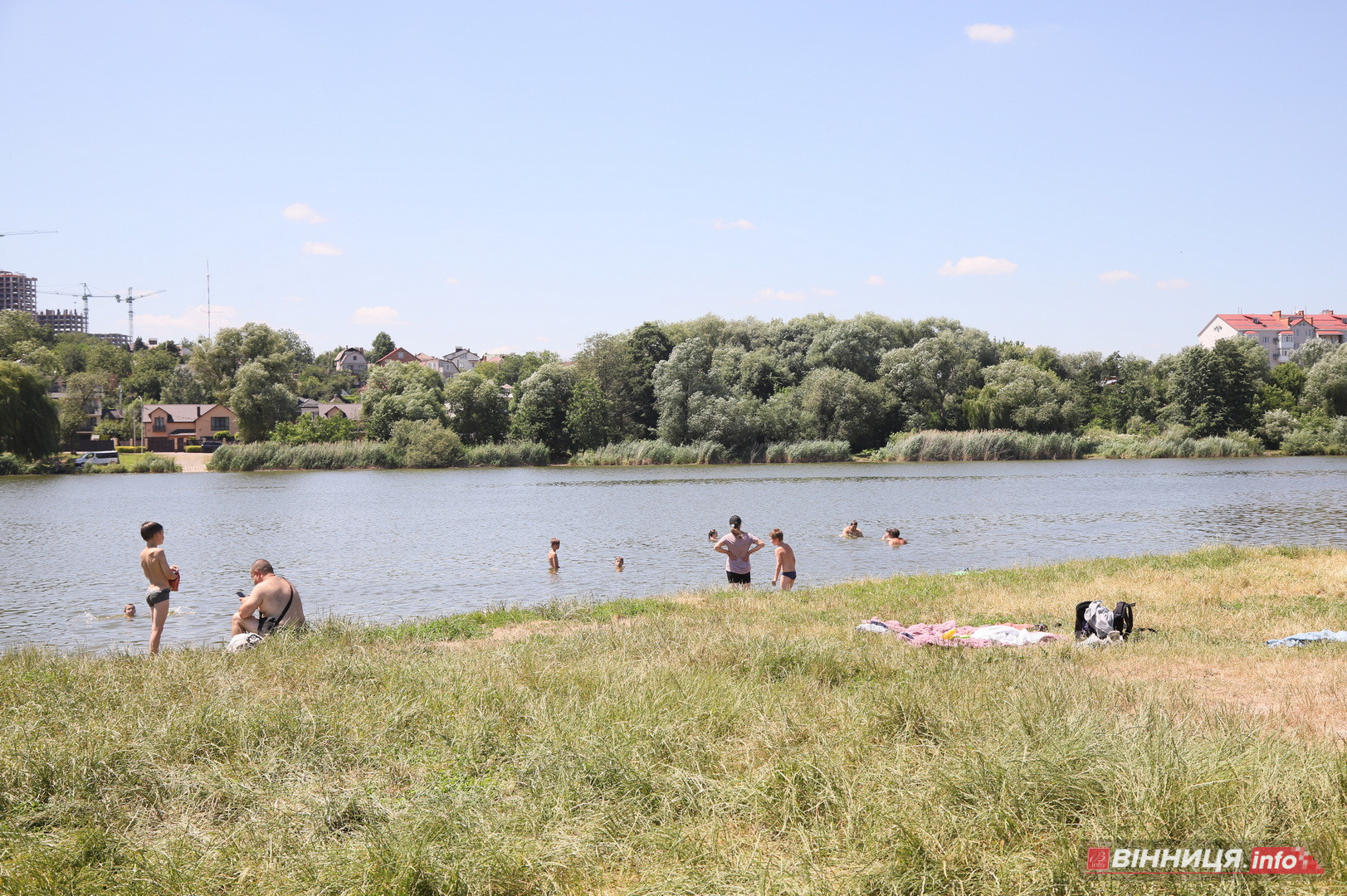 Купальний сезон попри заборону: фоторепортаж із пляжу «Хімік» у Вінниці - фото 29