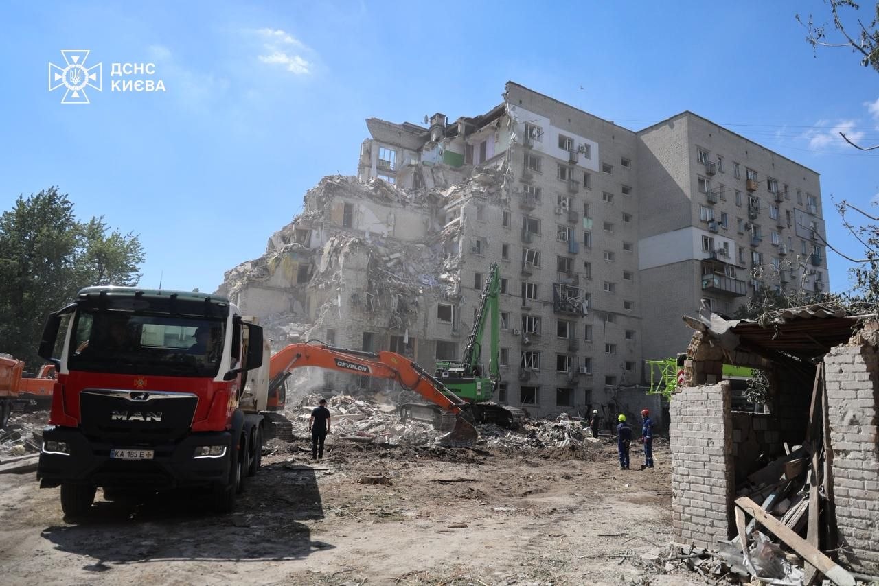 Кількість загиблих внаслідок російської атаки в Києві зросла до 21 людини - фото 7